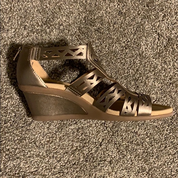 Earth Metallic Bronze Wedge Sandal - Picture 3 of 3